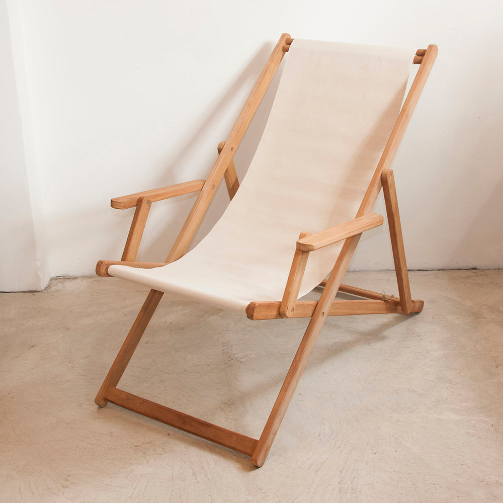 Ici et la teak deckchair with arms made of the Oxford - A natural/ecru coloured 100% cotton 43cm fabric  by Les Toiles du Soleil